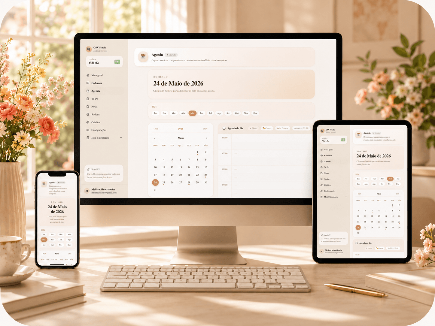 OSV Studio aberto num tablet, com cadernos e planner
